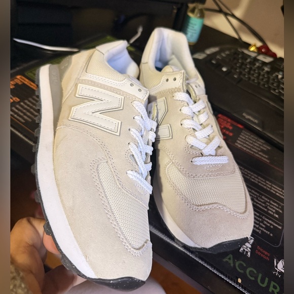 New Balance 574 Core sneakers in the Nimbus Cloud/White colorway - Picture 3 of 5